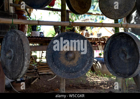 Phu Yen Provinz, Vietnam - 21. Juli 2019: Sammlung antiker bronze Gongs Instrumente in einer Anzeige an das Meer Felsen von Steinplatten touristische Bereich i Stockfoto