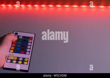 RGB-LED-Fernbedienung, die auf die LED-Leiste Stockfoto