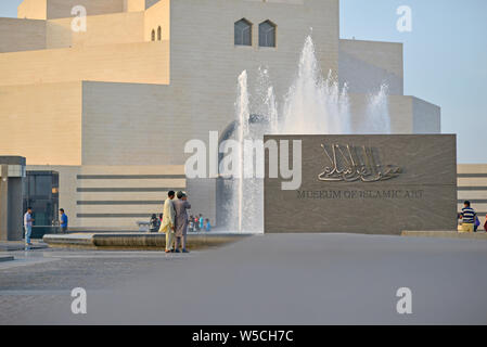 DOHA, Katar - 4. MÄRZ 2016: Besucher im Museum für Islamische Kunst am Ende des Nachmittags.