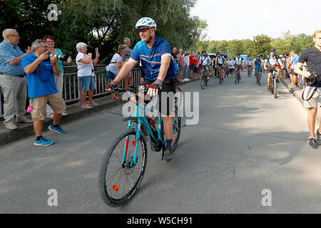 Bad Staffelstein, Deutschland. 28. Juli 2019. Markus Söder (CSU), Ministerpräsident des Freistaates Bayern, ist Reiten ein Mountainbike bei der Eröffnung der 30. BR Radtour. Credit: Peter Kolb/dpa/Alamy leben Nachrichten Stockfoto