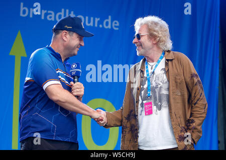 Bad Staffelstein, Deutschland. 28. Juli 2019. Markus Söder (CSU), Ministerpräsident des Freistaates Bayern, Hände schütteln mit Entertainer Thomas Gottschalk bei der Eröffnung der 30. BR Radtour. Credit: Peter Kolb/dpa/Alamy leben Nachrichten Stockfoto