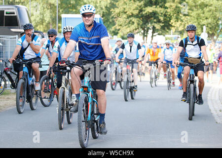 Bad Staffelstein, Deutschland. 28. Juli 2019. Markus Söder (CSU), Ministerpräsident des Freistaates Bayern, ist Reiten ein Mountainbike bei der Eröffnung der 30. BR Radtour. Credit: Peter Kolb/dpa/Alamy leben Nachrichten Stockfoto