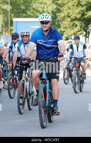 Bad Staffelstein, Deutschland. 28. Juli 2019. Markus Söder (CSU), Ministerpräsident des Freistaates Bayern, ist Reiten ein Mountainbike bei der Eröffnung der 30. BR Radtour. Credit: Peter Kolb/dpa/Alamy leben Nachrichten Stockfoto