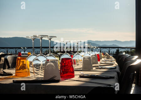 Ein schön gedeckter Tisch und im Hintergrund der Toskana Stockfoto
