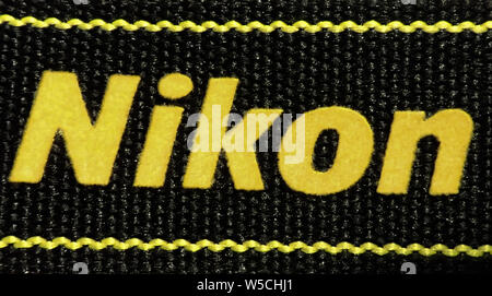 Makro Nikon Logo auf einer Textil- Kamera (die Hintergrund Textur ist das Material der Riemen) Stockfoto