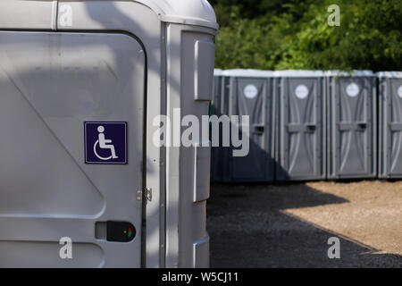 Das internationale Symbol des Zugriffs (Rollstuhl Symbol) auf einer öffentlichen Toilette bei einer öffentlichen Veranstaltung (Musik Festival) Stockfoto