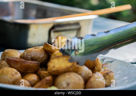 Gebackene goldenen Kartoffeln köstliche Speisen auf einer weißen Platte, bereit zu essen - rumänische Küche. Stockfoto