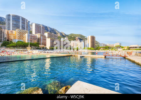 Der öffentliche Strand von Monaco im Sommer Stockfoto