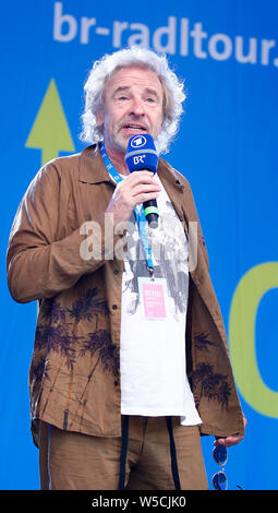 Bad Staffelstein, Deutschland. 28. Juli 2019. Entertainer Thomas Gottschalk steht auf der Bühne mit einem Mikrofon in der Hand bei der Eröffnung der 30. BR-Radltour. Credit: Peter Kolb/dpa/Alamy leben Nachrichten Stockfoto