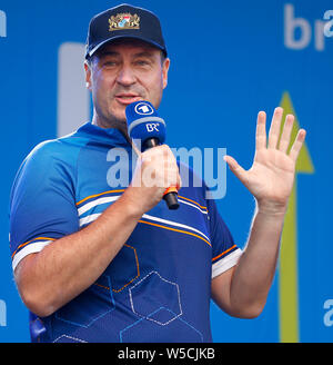 Bad Staffelstein, Deutschland. 28. Juli 2019. Markus Söder (CSU), Ministerpräsident des Freistaates Bayern, wird auf der Bühne bei der Eröffnung des 30. BR-Radltour mit einem Mikrofon in der Hand. Credit: Peter Kolb/dpa/Alamy leben Nachrichten Stockfoto