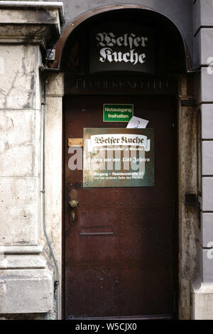 München, Deutschland - 29. Juni 2018: Das nostalgische und Rusty Eingang des Feldherrnkeller ein Restaurant am 29. Juni 2018 in München. Stockfoto