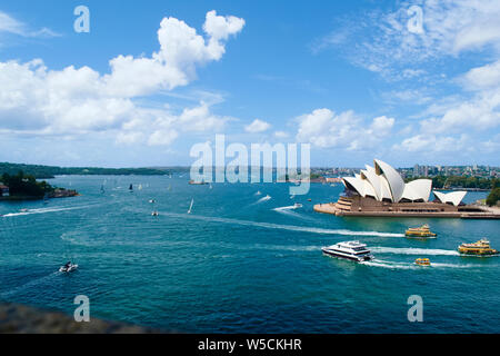 Sydney Opera House mit Fähren im Vordergrund, von der Harbour Bridge genommen Stockfoto