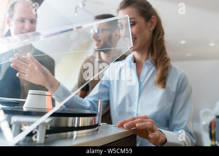 Paar wählen Plattenspieler Plattenspieler in einem Geschäft Stockfoto