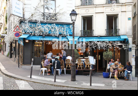 Typische Pariser Cafe Les Petits Cousins in Montmartre entfernt. Stockfoto