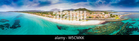 Graniro Strand mit azurblauem Wasser und La Caletta Stadt, Sardinien, Italien, Europa. Stockfoto