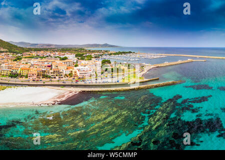 Graniro Strand mit azurblauem Wasser und La Caletta Stadt, Sardinien, Italien, Europa. Stockfoto