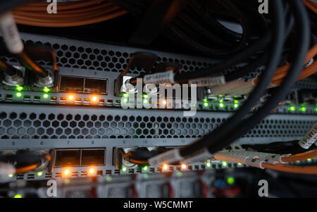 Fibre Optical Switch mit angeschlossenen FC-Kabel im Serverraum. Stockfoto