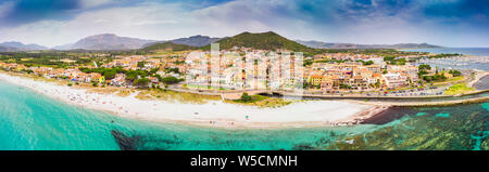 Graniro Strand mit azurblauem Wasser und La Caletta Stadt, Sardinien, Italien, Europa. Stockfoto