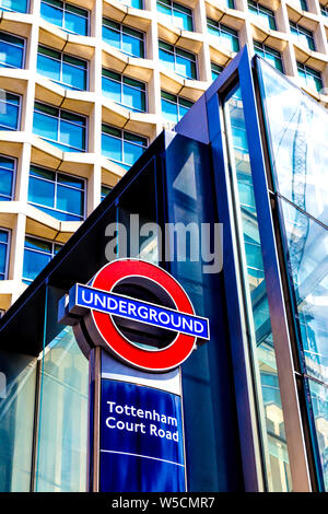 U-Schild und neuen Eingang zur Station Tottenham Court Road mit brutalist Mittelpunkt Turm im Hintergrund, London, UK Stockfoto