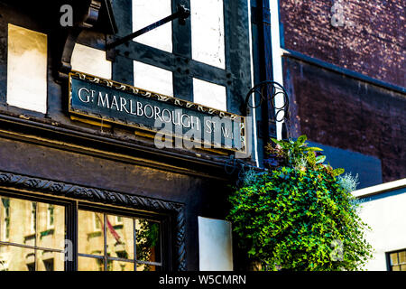 Zeichen für Great Marlborough Street an der Fassade der Liberty London Department Store, Soho, Großbritannien Stockfoto