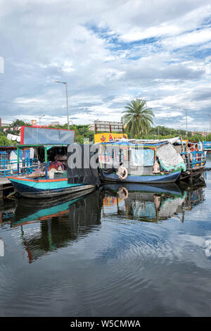 Schwimmender Markt in Kolkata - der erste in Bengalen bis Januar geöffnet. Infact Es ist Indien der erste seiner Art, der auf dem See von Pa entwickelt. Stockfoto