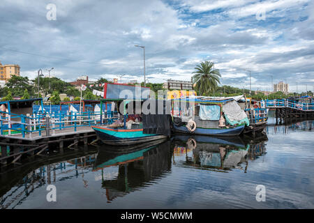 Schwimmender Markt in Kolkata - der erste in Bengalen bis Januar geöffnet. Infact Es ist Indien der erste seiner Art, der auf dem See von Pa entwickelt. Stockfoto