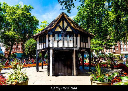 Tudor Stil Hütte von 1925 in Soho Square Gardens, dem ehemaligen Eingang zum Bunker und Strom Umspannwerk, jetzt im Garten Geräteschuppen verwendet, London Stockfoto