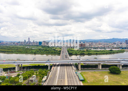 Verkehr Luftbild - Verkehr Konzept Bild, vögel auge ansicht tagsüber mit der Drohne in Taipeh, Taiwan. Stockfoto