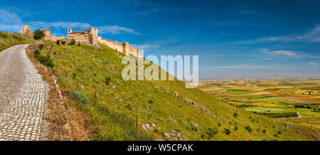 Alcazaba de Reina, maurische Festung über Dorf Reina, Provinz Badajoz, Extremadura, Spanien Stockfoto