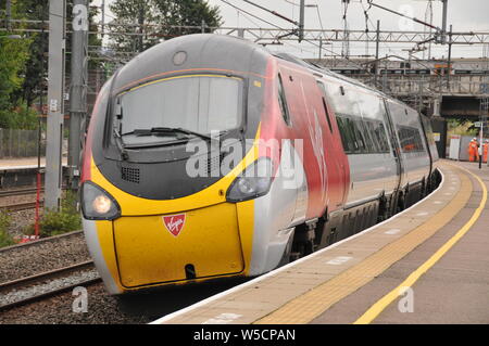 Eine Jungfrau pendolino mit 1 S 63 11:40 London Euston - Glasgow, Lichfield Trient Tal auf dem Verlangsamen Linie am 26. Juli 2019 Stockfoto