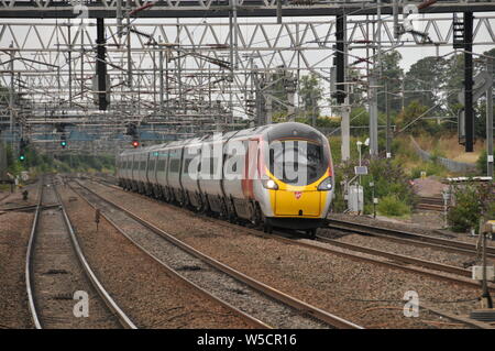 11 Car Virgin Pendolino bildet die Linie 1A37, die 13:15 Uhr von Manchester nach London Euston an der Kreuzung Lichfield North an der West Coast Main Line führt Stockfoto