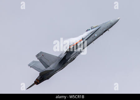 McDonnell Douglas F/A-18 Hornet von der Finnischen Luftwaffe zeigt, was es an RAF Fairford RIAT für das Jahr 2019 tun können. Stockfoto