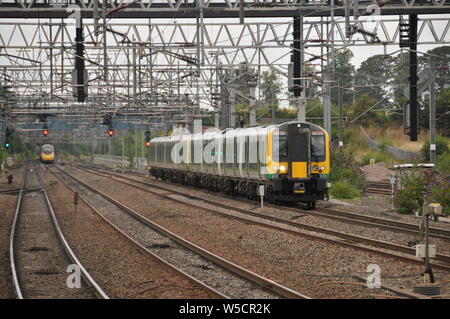 Die London Northwestern Railway Class 350 Desiro Units 350251 & 350255 bilden die 13:32 Crewe nach London Euston, die sich dem Lichfield Trent Valley nähert Stockfoto