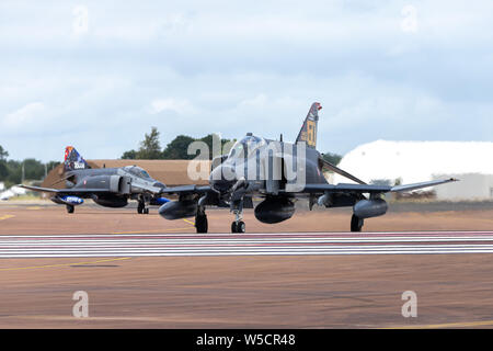 Beide Phantome aus der türkischen Luftwaffe Taxi bis zum Ende der Start- und Landebahn bereit, die 2019 RIAT abzuweichen. Stockfoto