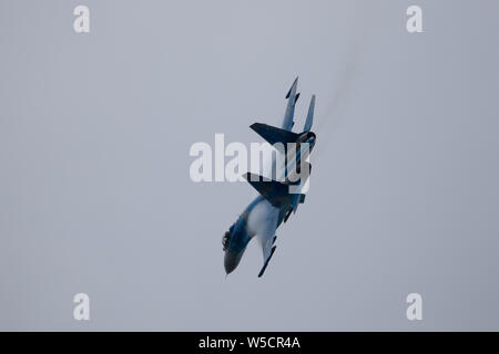 Sokhoi Su-27P ' Flanker ' ziehen harte während seiner Anzeige an RAF Fairford RIAT für das Jahr 2019 Stockfoto