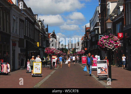 Käufer bei einem sonnigen Spaziergang am Nachmittag in den wichtigsten Einkaufsviertel von Blume geschmückt, beliebte Hoorn, Niederlande. Stockfoto