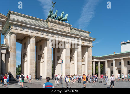 2019-24-07 Berlin, Deutschland: Gruppen von Touristen am Pariser Platz am Brandenburger Tor auf der Suche nach sonnigen Sommertag Stockfoto