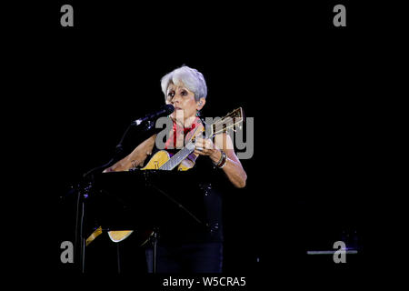 Joan Baez sangen und spielten in ihrem letzten Konzert ihrer Karriere bei Flower Festival in Collegno, Turin, Italien Stockfoto