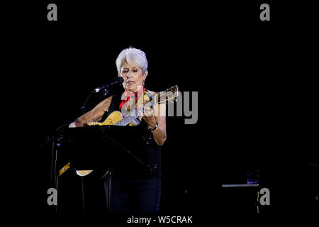 Joan Baez sangen und spielten in ihrem letzten Konzert ihrer Karriere bei Flower Festival in Collegno, Turin, Italien Stockfoto