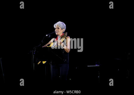 Joan Baez sangen und spielten in ihrem letzten Konzert ihrer Karriere bei Flower Festival in Collegno, Turin, Italien Stockfoto