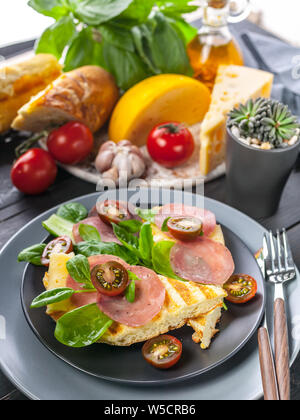 Geräuchertes Rindfleisch Toast, Käse und Spinat. Close-up. Vertikaler Dampfstoß Stockfoto