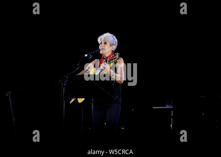 Joan Baez sangen und spielten in ihrem letzten Konzert ihrer Karriere bei Flower Festival in Collegno, Turin, Italien Stockfoto