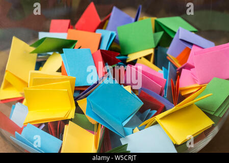 Mehrfarbige Lottery tickets in den jar closeup Stockfoto