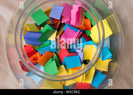 Mehrfarbige Lottery tickets in den jar closeup Stockfoto