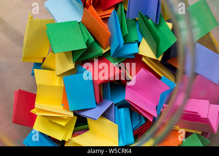 Mehrfarbige Lottery tickets in den jar closeup Stockfoto