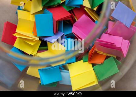 Mehrfarbige Lottery tickets in den jar closeup Stockfoto