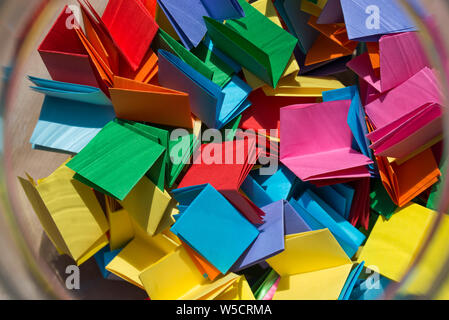 Mehrfarbige Lottery tickets in den jar closeup Stockfoto