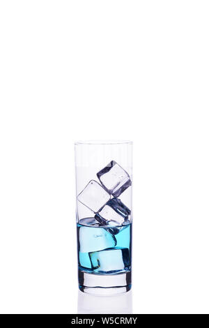 Becherglas gefüllt ist mit einem blauen cocktail Eis auf einem weißen Hintergrund Cubes zu isolieren. Stockfoto