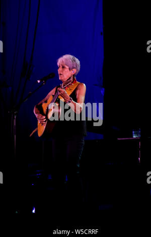 Joan Baez sangen und spielten in ihrem letzten Konzert ihrer Karriere bei Flower Festival in Collegno, Turin, Italien Stockfoto