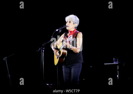 Joan Baez sangen und spielten in ihrem letzten Konzert ihrer Karriere bei Flower Festival in Collegno, Turin, Italien Stockfoto